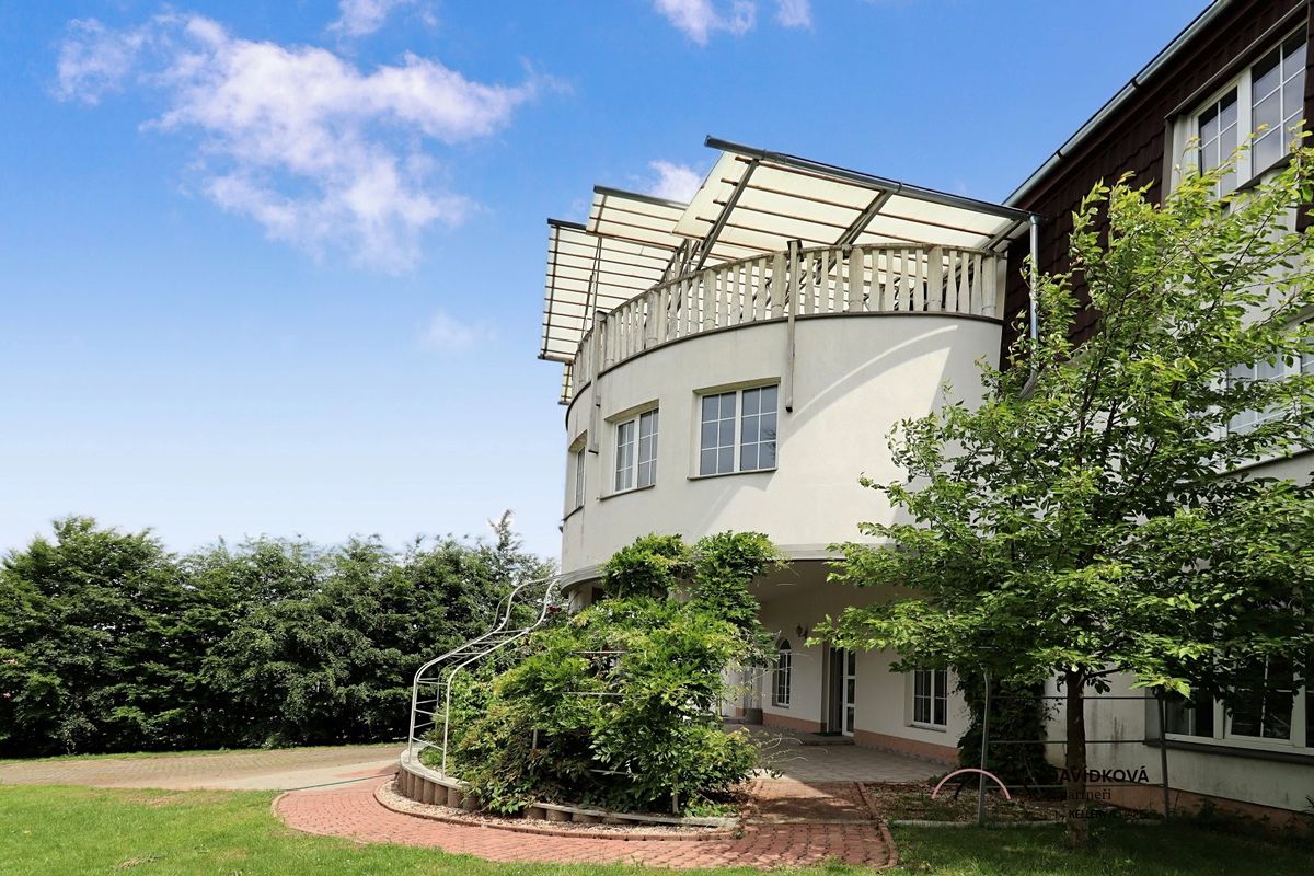Vícegenerační dům 1 085 m², pozemek 2 112 m² — Chocerady – Komorní Hrádek (Benešov)